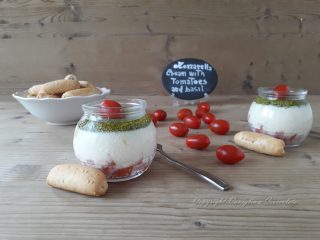 Crema di mozzarella con pomodori datterini e basilico (pesto genovese)