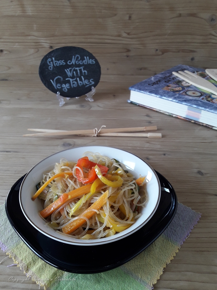 Spaghetti di vetro con verdure chiamati anche glass noodles o harusame