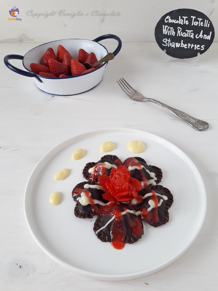 Tortelli al cioccolato con ricotta e fragole. Ricetta sia dolce che salata