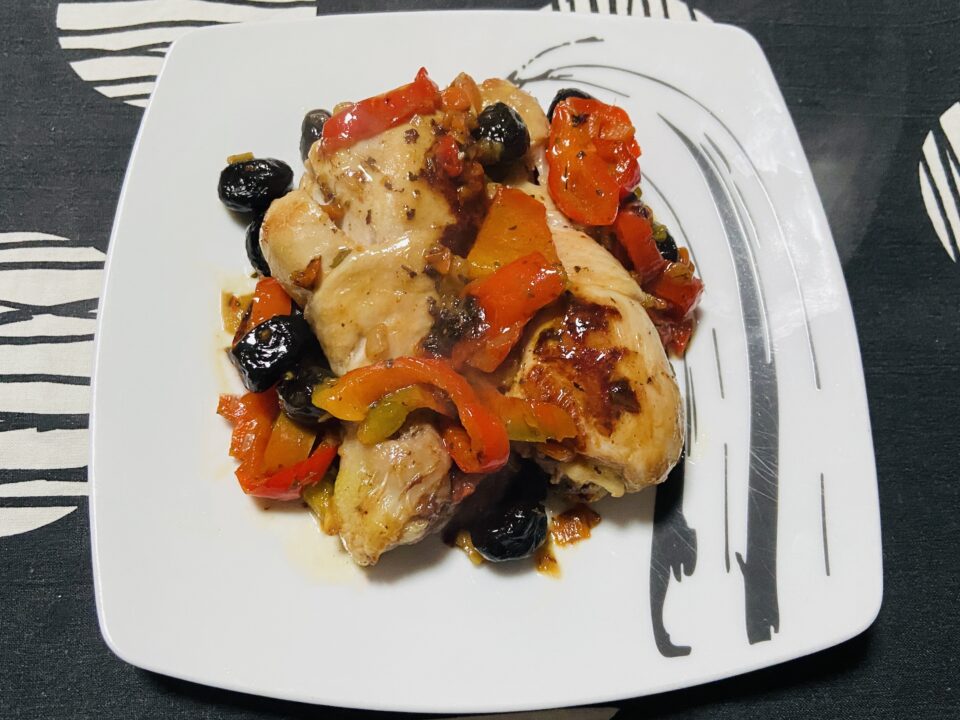 Cosce di pollo con peperoni e olive