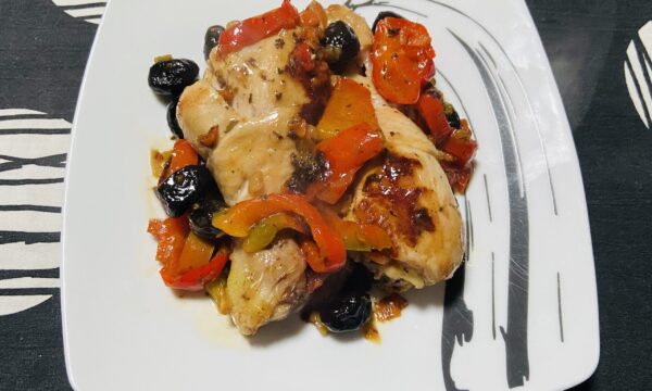 Cosce di pollo con peperoni e olive