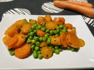 carote e piselli in padella