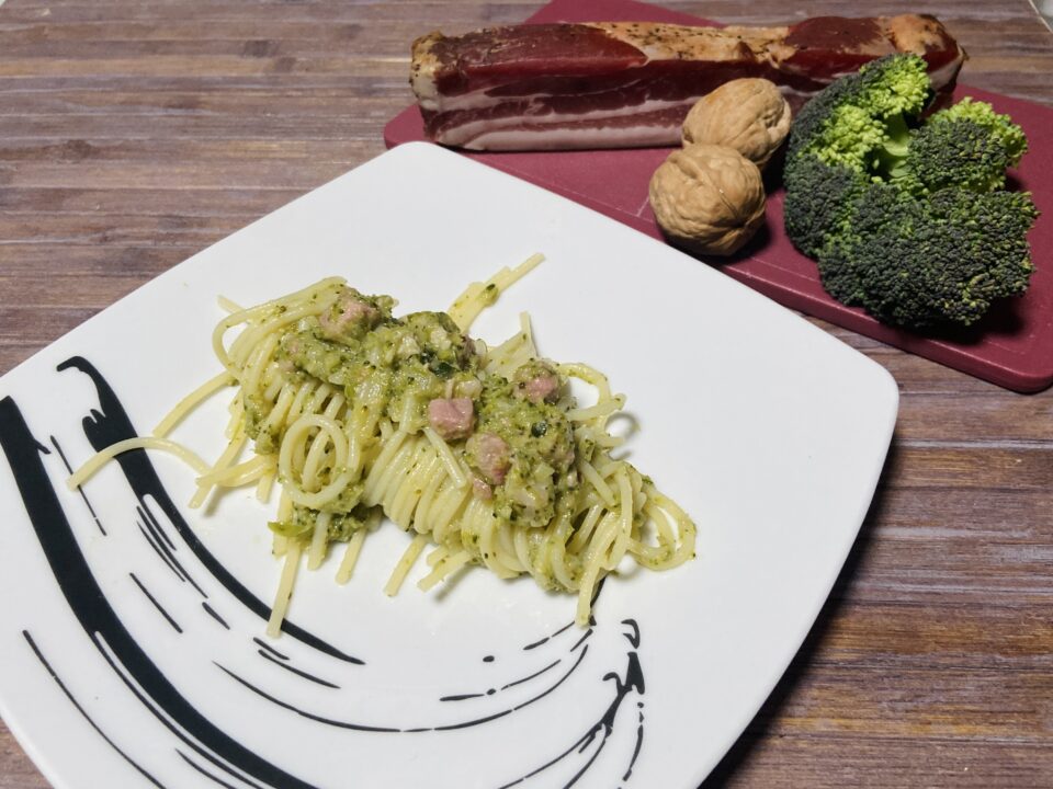 spaghetti di mais con pesto di broccoli e pancetta