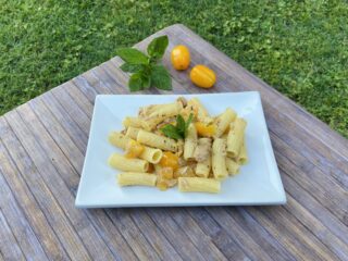 Pasta fredda con tonno e pomodorini gialli
