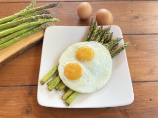 uova con asparagi