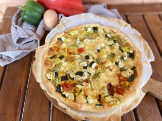 torta salata con zucchine e peperoni