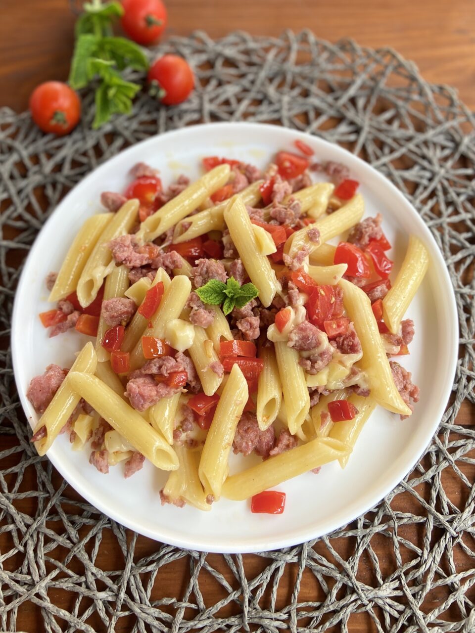 Pasta fredda con salsiccia e peperoni