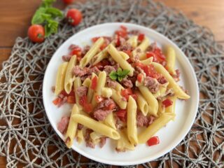 Pasta fredda con salsiccia e peperoni
