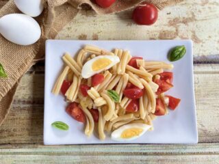 Pasta fredda con uova e pomodorini