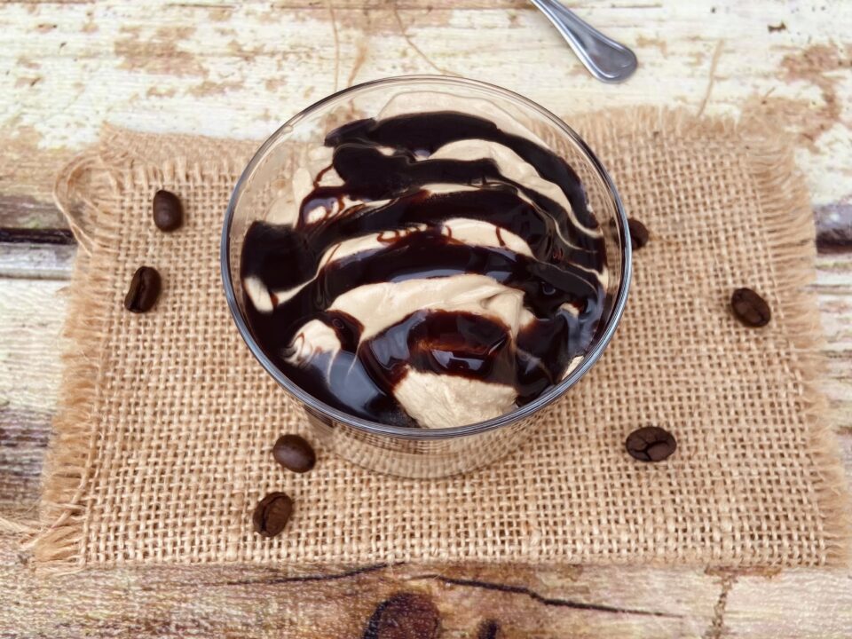 Crema al caffè con panna vegetale