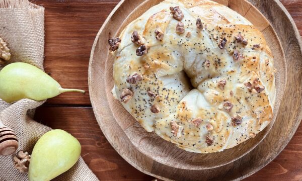 Ciambellone di pasta sfoglia con pere e gorgonzola