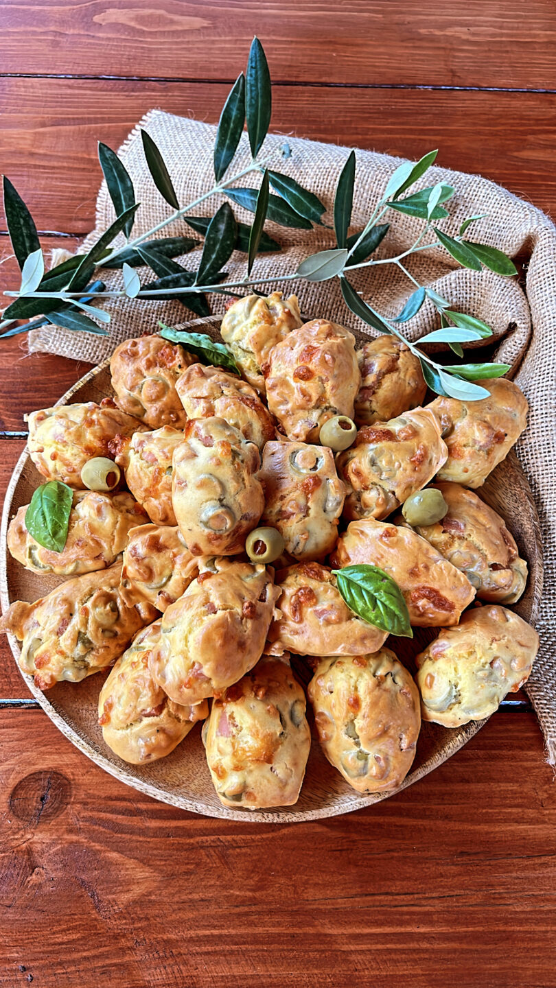 Madeleine salate con olive e prosciutto