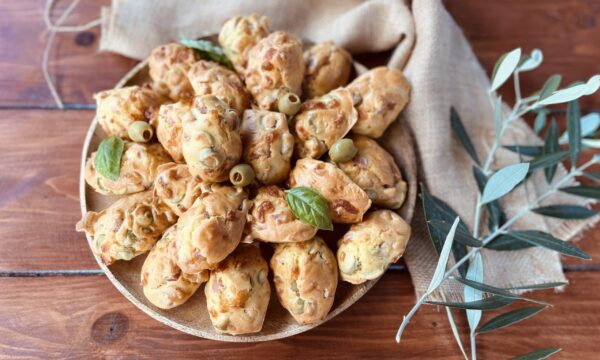 Madeleine salate con olive e prosciutto