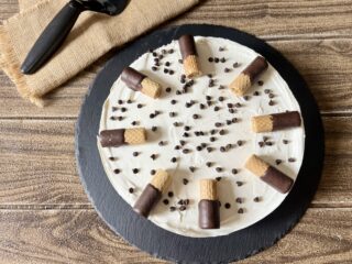 Cheesecake cuore di panna senza cottura decorata con wafer e gocce di cioccolato
