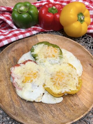 Uova con peperoni in padella