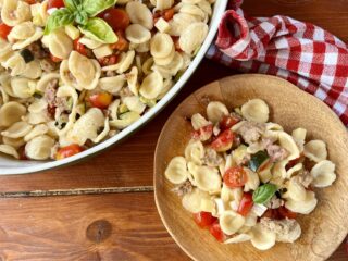Pasta fredda con salsiccia e zucchine