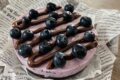 Torta fredda ai mirtilli con yogurt greco e biscotti al cacao