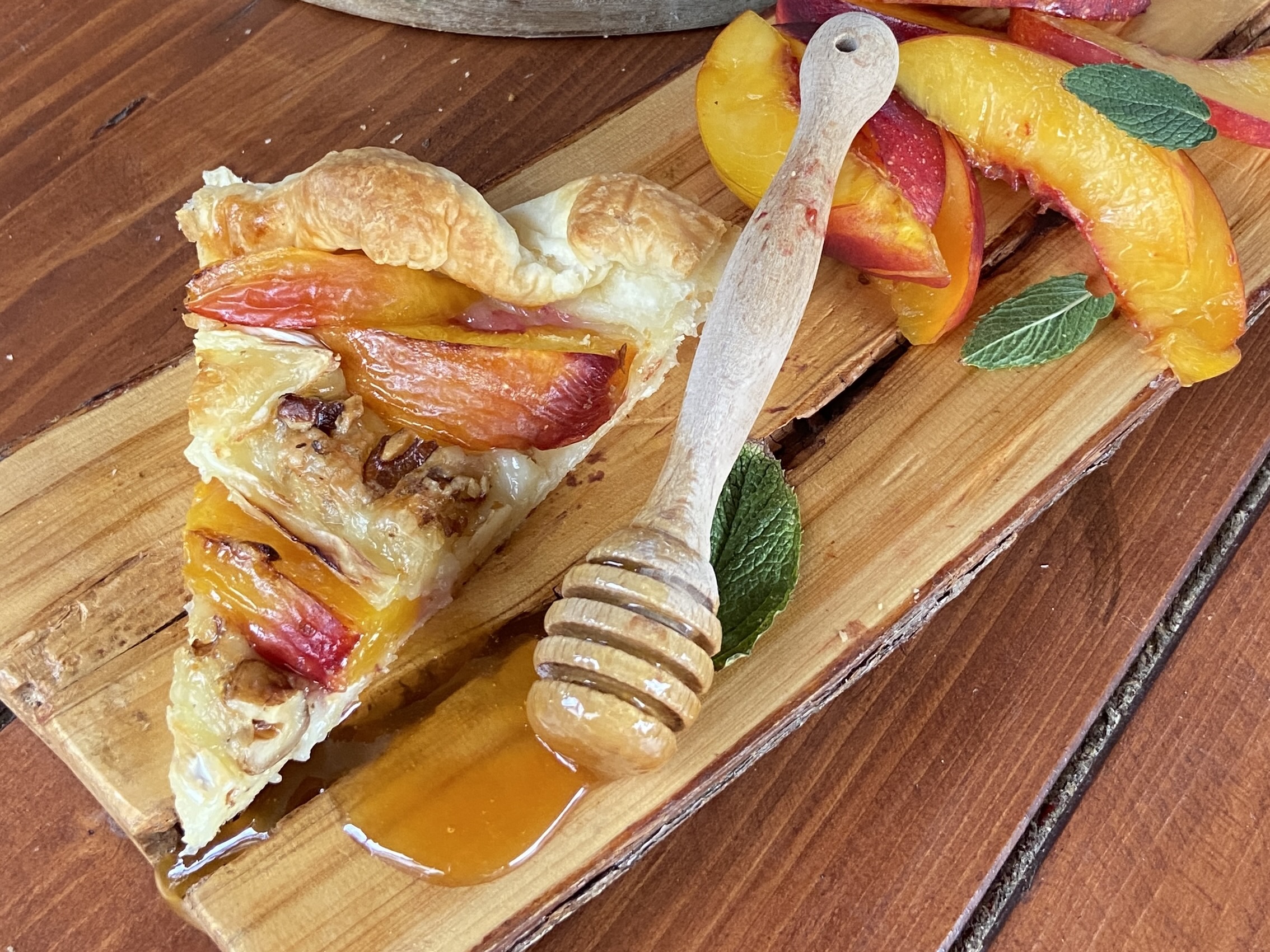 Pesche e Brie sulla pasta sfoglia? Sì, e il risultato è davvero sorprendente!