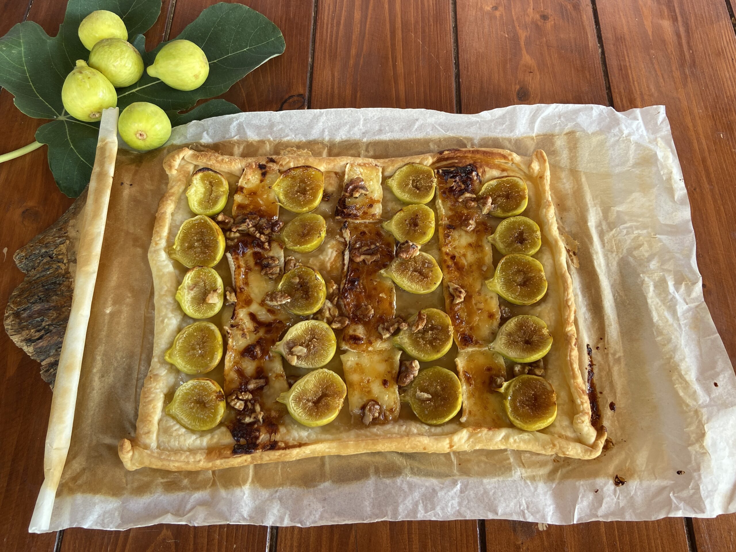 Torta sfogliata con fichi e Brie