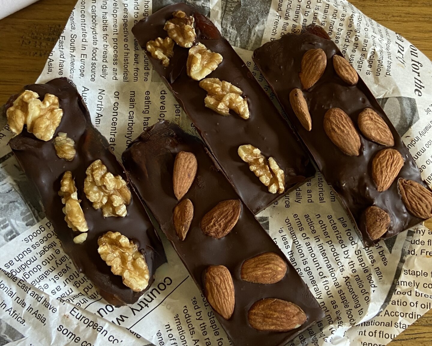 barrette fit al cioccolato, datteri e frutta secca