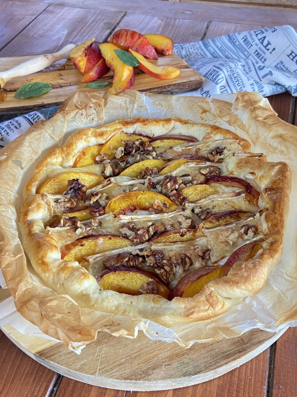 Torta sfogliata con pesche e Brie