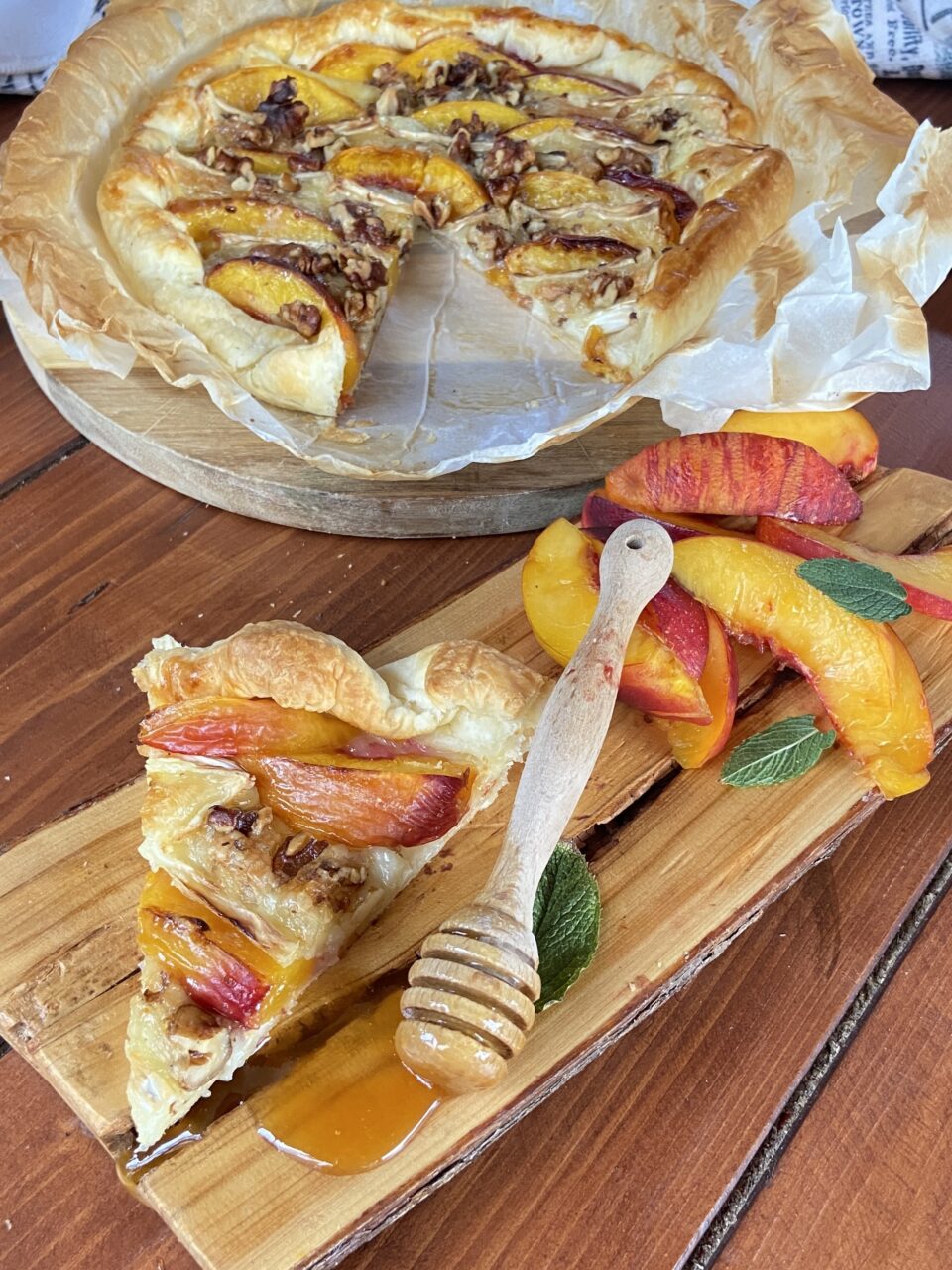 Torta sfogliata con pesche e Brie