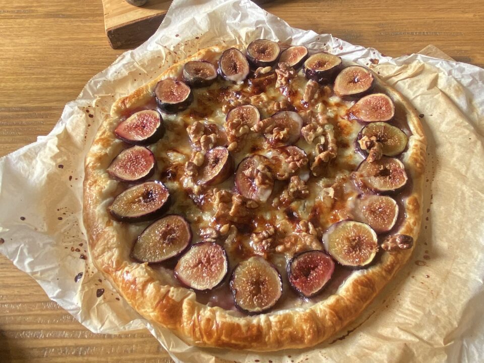Torta sfogliata con fichi e gorgonzola