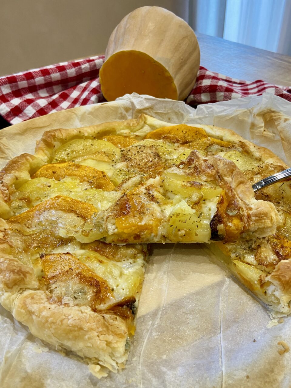 Torta sfogliata con zucca patate e gorgonzola