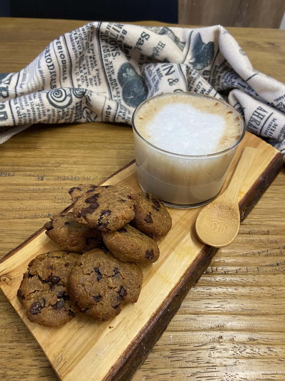 Biscotti di ceci con gocce di cioccolato in friggitrice ad aria: facili e golosi, con burro di arachidi e miele. Scopri la ricetta!