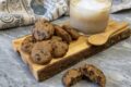 Biscotti di ceci con gocce di cioccolato in friggitrice ad aria