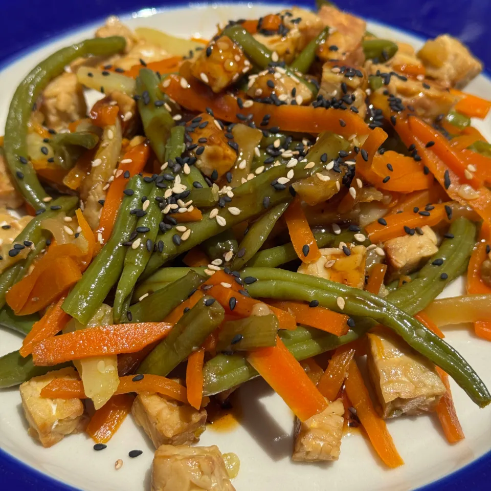 Tempeh con verdure in salsa teriyaki