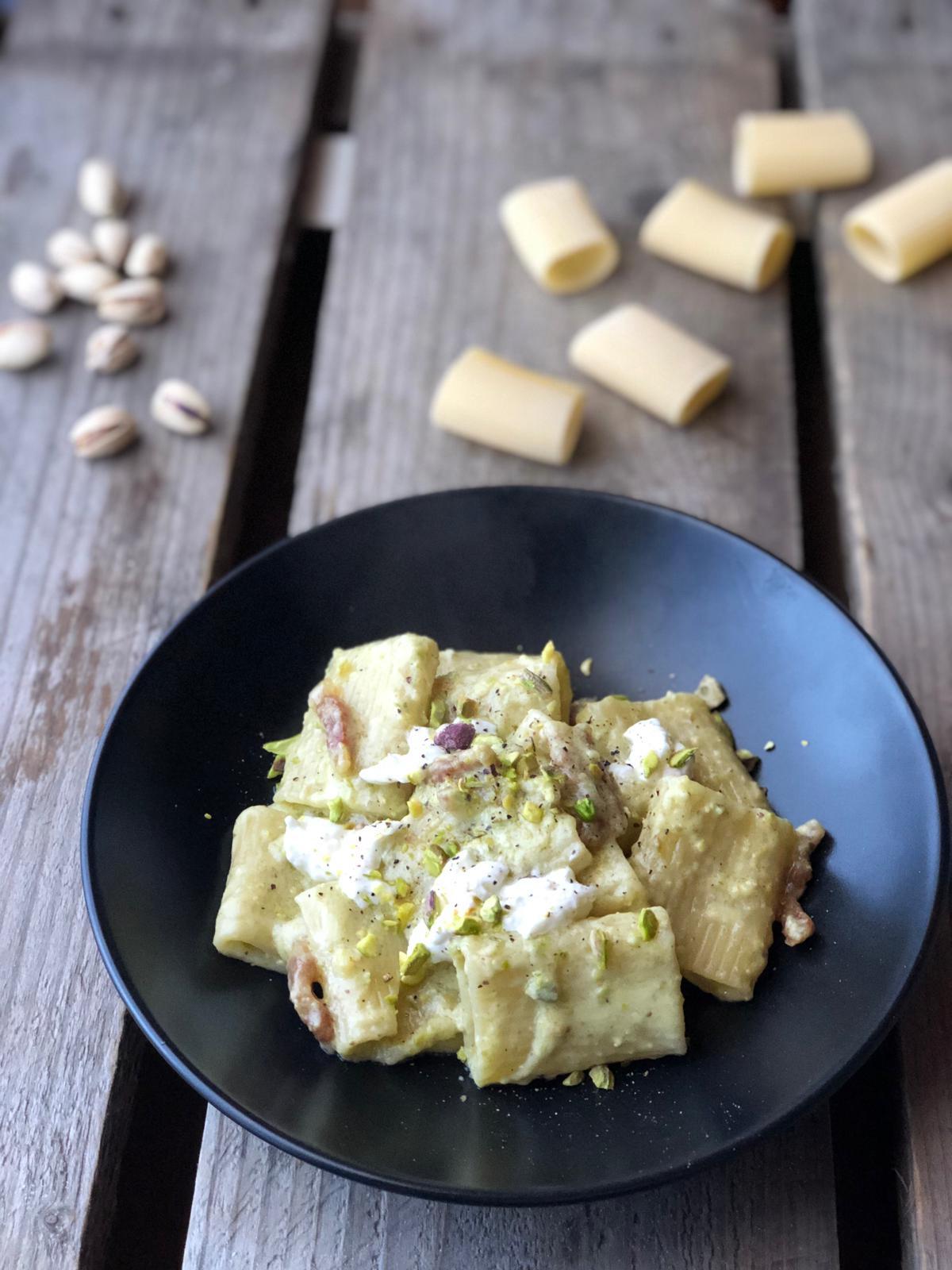Pasta con burrata guanciale e pistacchi. Colleghe al forno