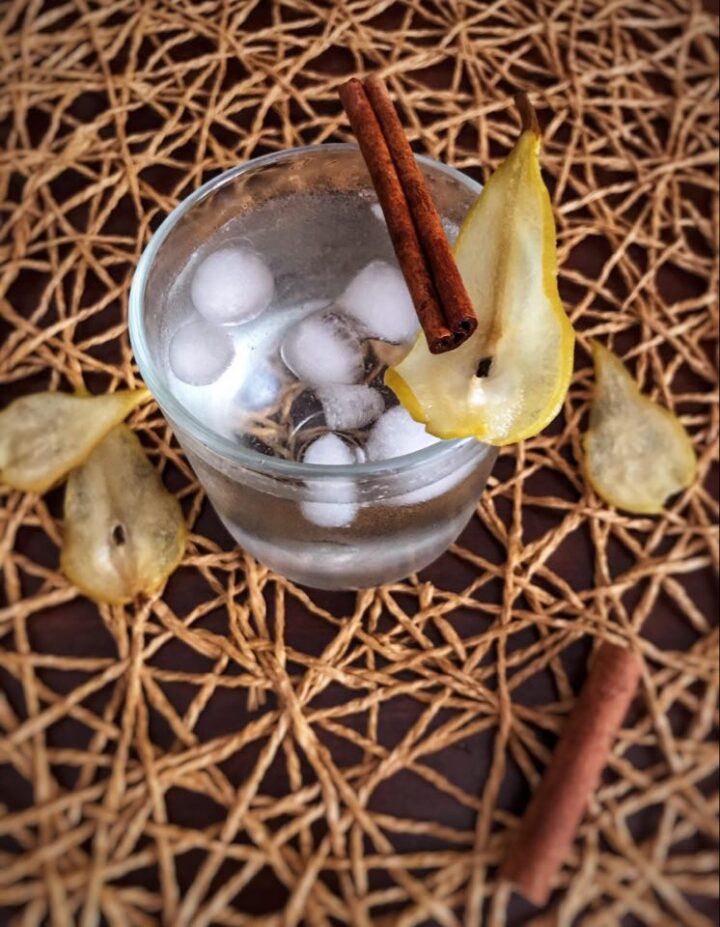 Come preparare in casa un cocktail delizioso e particolare: il cocktail rum pera e cannella. 