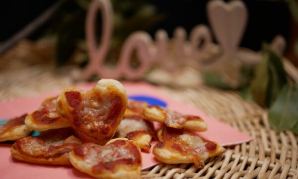 Pizzette di pasta sfoglia a cuore
