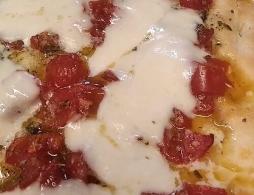 Lingua di pizza con pomodori datterini, mozzarella e basilico