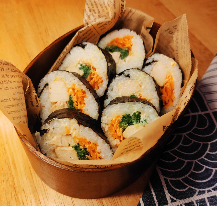 Gimbap è un cibo coreano composto da riso e diversi ingredienti conditi con  olio di sesamo e avvolti in nori alghe Foto stock - Alamy