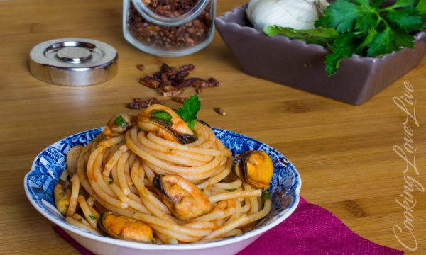 Spaghetti con le cozze al pomodoro