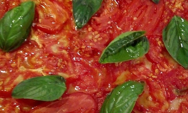 Pizza al pomodoro crudo, basilico e acciuga #cookinprogress