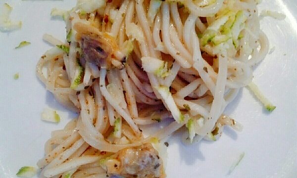 Noodles di pasta fresca con vongole, zucchine e bottarga