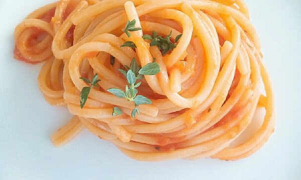 Spaghettone quadrato n.1 ai pomodori di stagione (nero di crimea, giallo e datterino rosso)