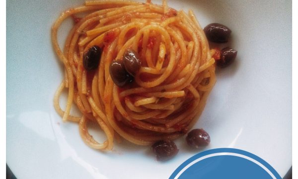Spaghetti in rosso alle olive taggiasche