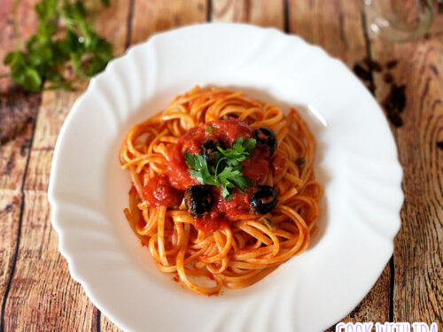 Spaghetti alla puttanesca (capperi, olive, acciughe, aglio)