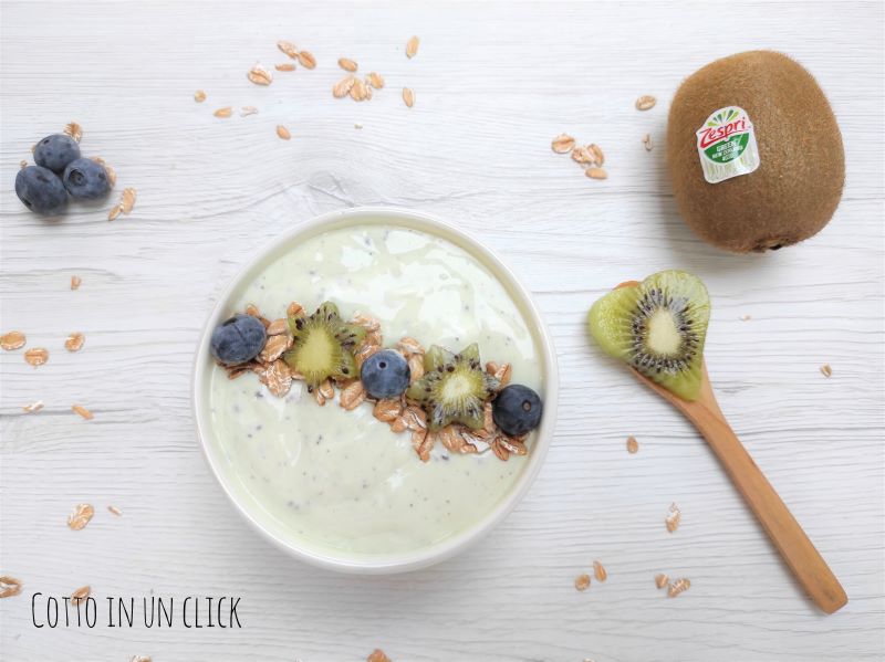 smoothie bowl con yogurt greco e kiwi