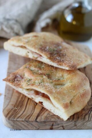 sfornate e servite la focaccia tagliata a tranci