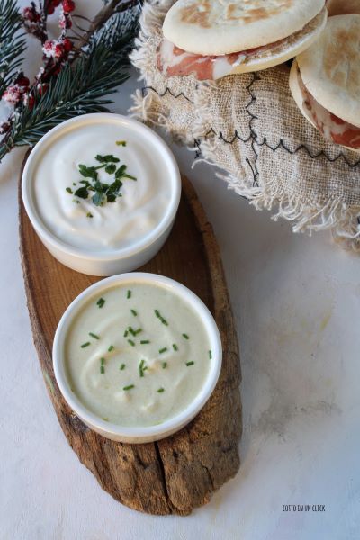 versate la maionese in una ciotola aggiungete alo yogurt greco e mescolate