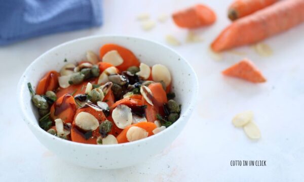 Insalata di carote e mandorle, ricetta vegetariana