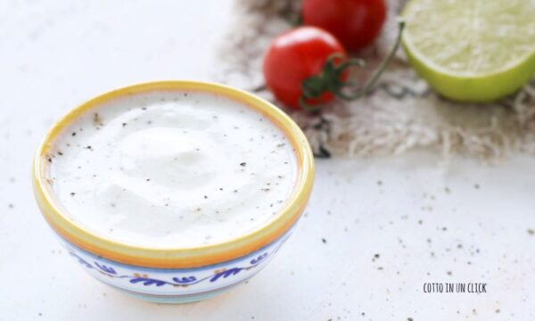 Salsa allo yogurt e lime, facile e leggera