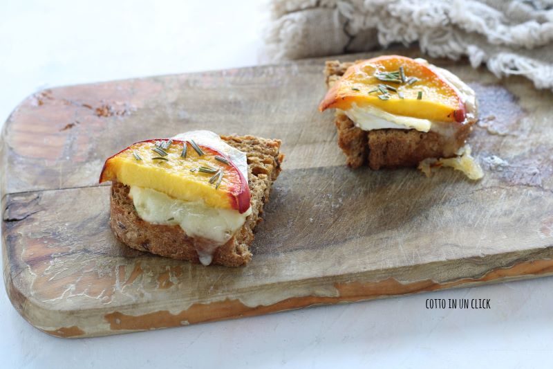 bruschette con brie pesche e rosmarino