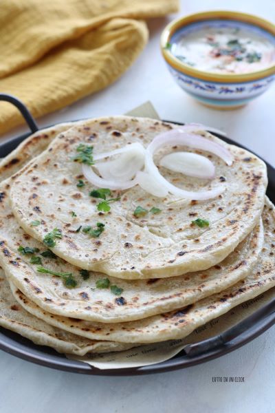 servite il pane paratha caldo