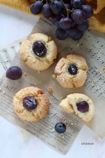 sfornate i biscotti all'uva e lasciateli raffreddare prima di servirli